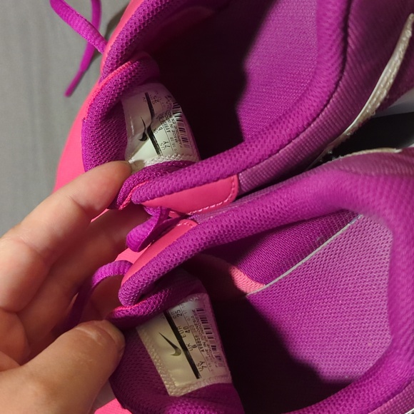 Gently used, adorable tennis shoes. Perfect for a kid. - Picture 4 of 6